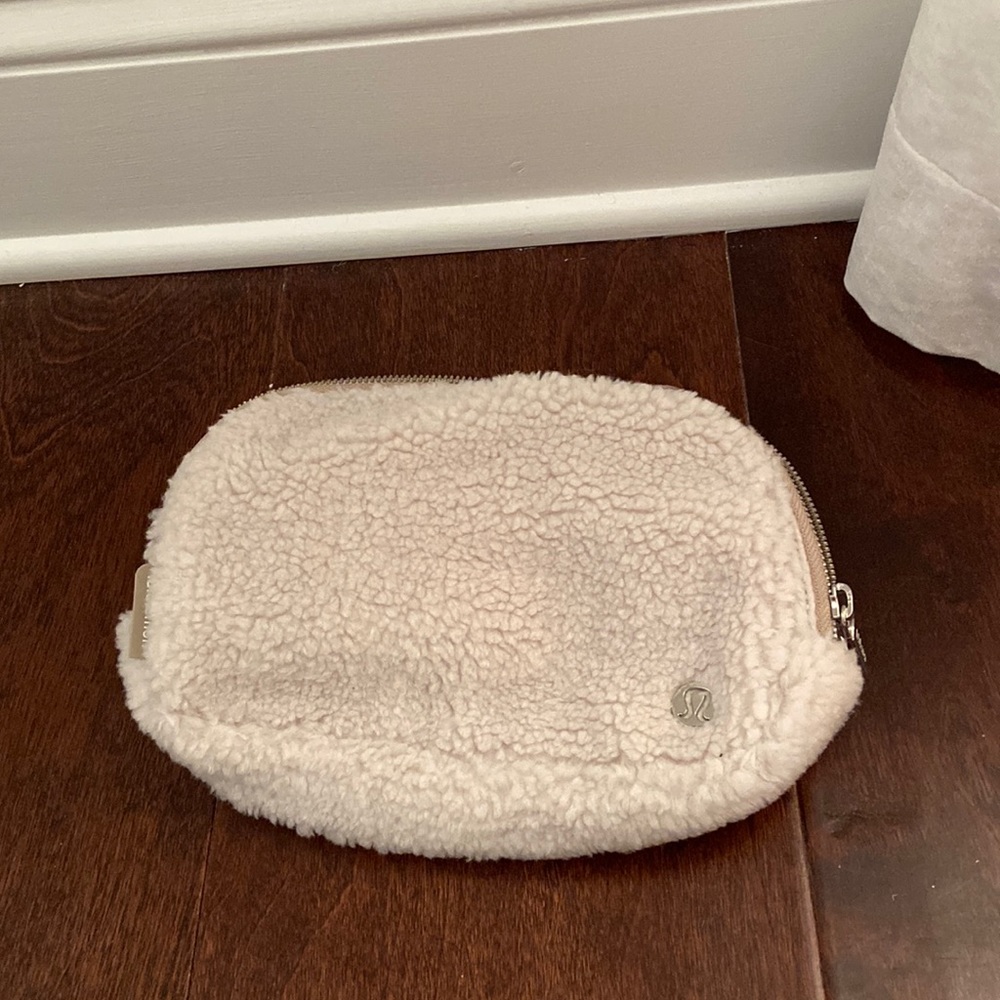 NWT Lululemon Everywhere Fleece Belt Bag, Natural Ivory/Trench
